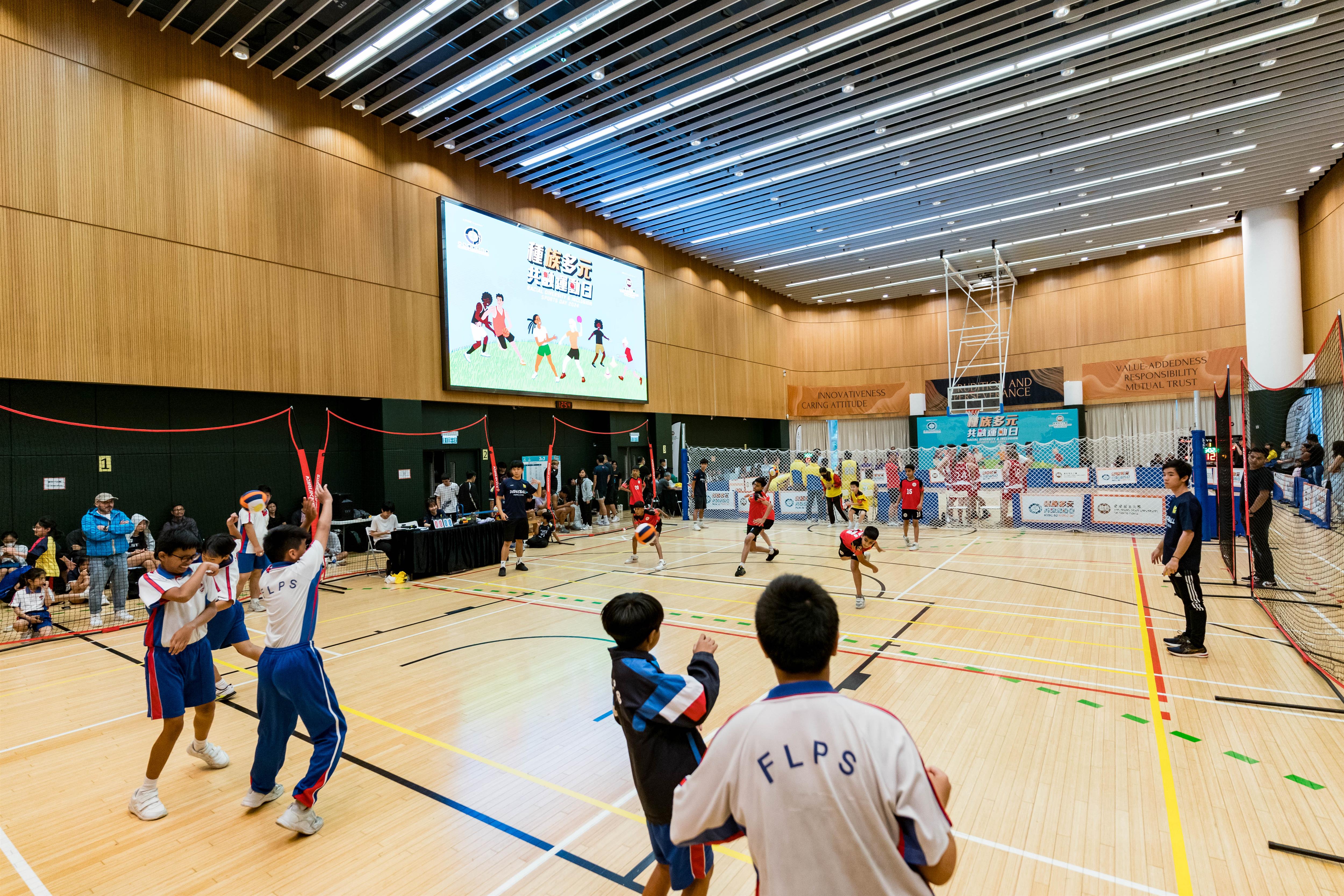 Participants of the sports day show enthusiasm and fully enjoy the game!